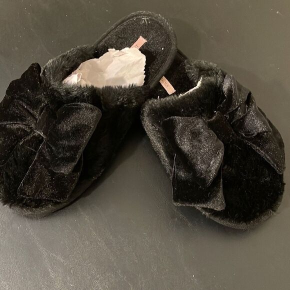 Victoria’s Secret Fuzzy Slip on Slippers. Size Medium. Black‎ W/bow - Picture 5 of 8